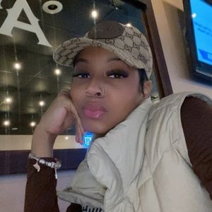 Meet your Posher, Adriana